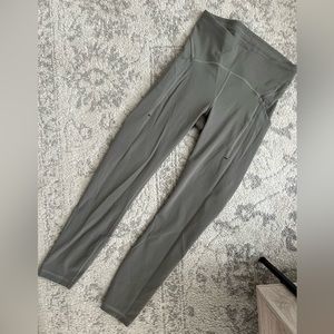Size 6 Lululemon Power Thru High-Rise Tight 25" in grey! Leggings so flattering